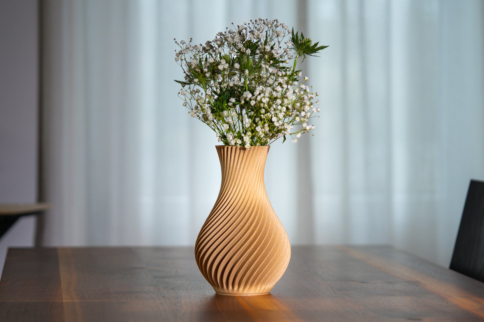 Holzvase „Twisted“ mit eingebautem Glas für frische Blumen