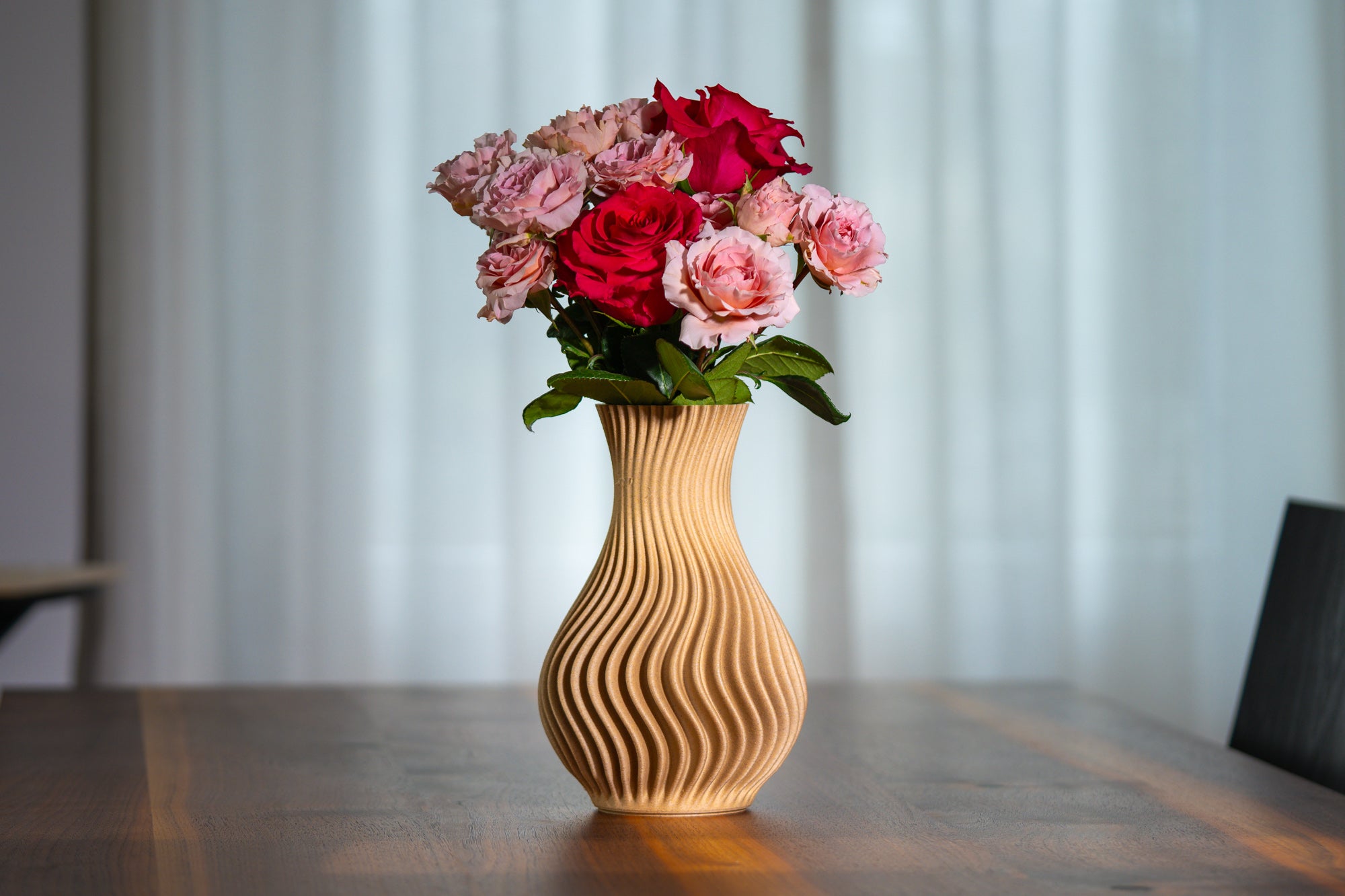 Holzvase „The Wave“ mit eingebautem Glas für frische Blumen