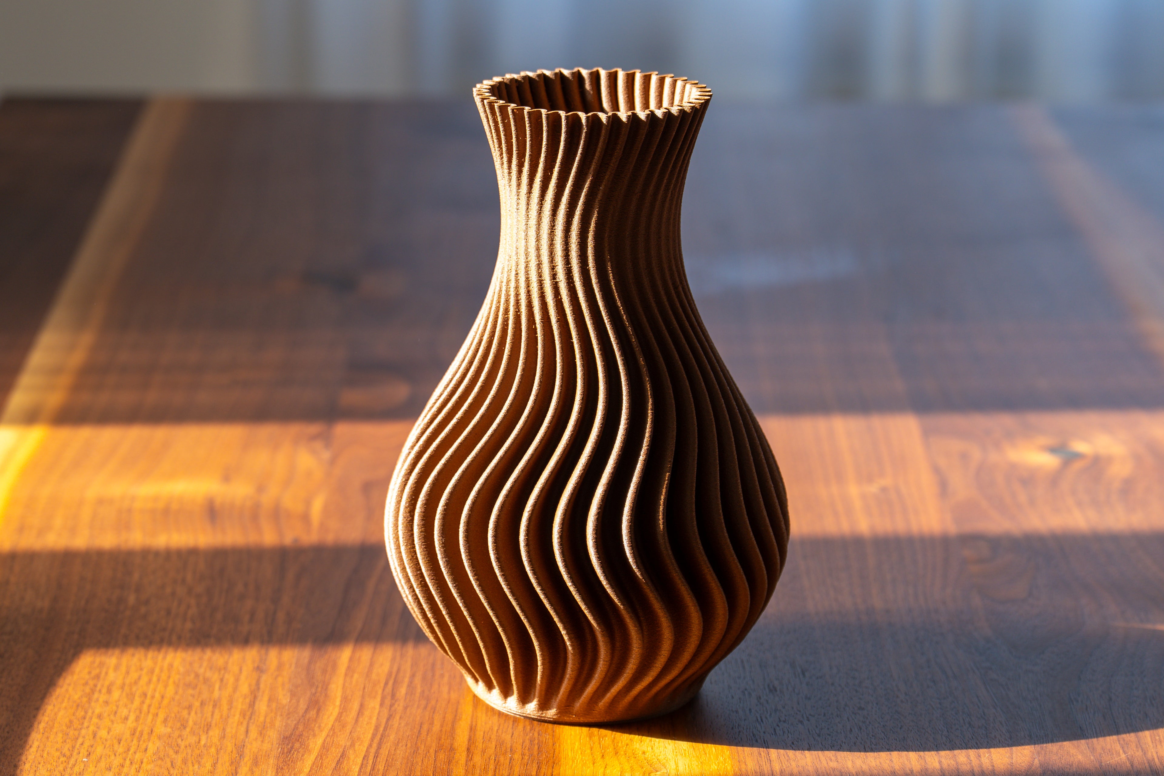 Holzvase „The Wave“ mit eingebautem Glas für frische Blumen