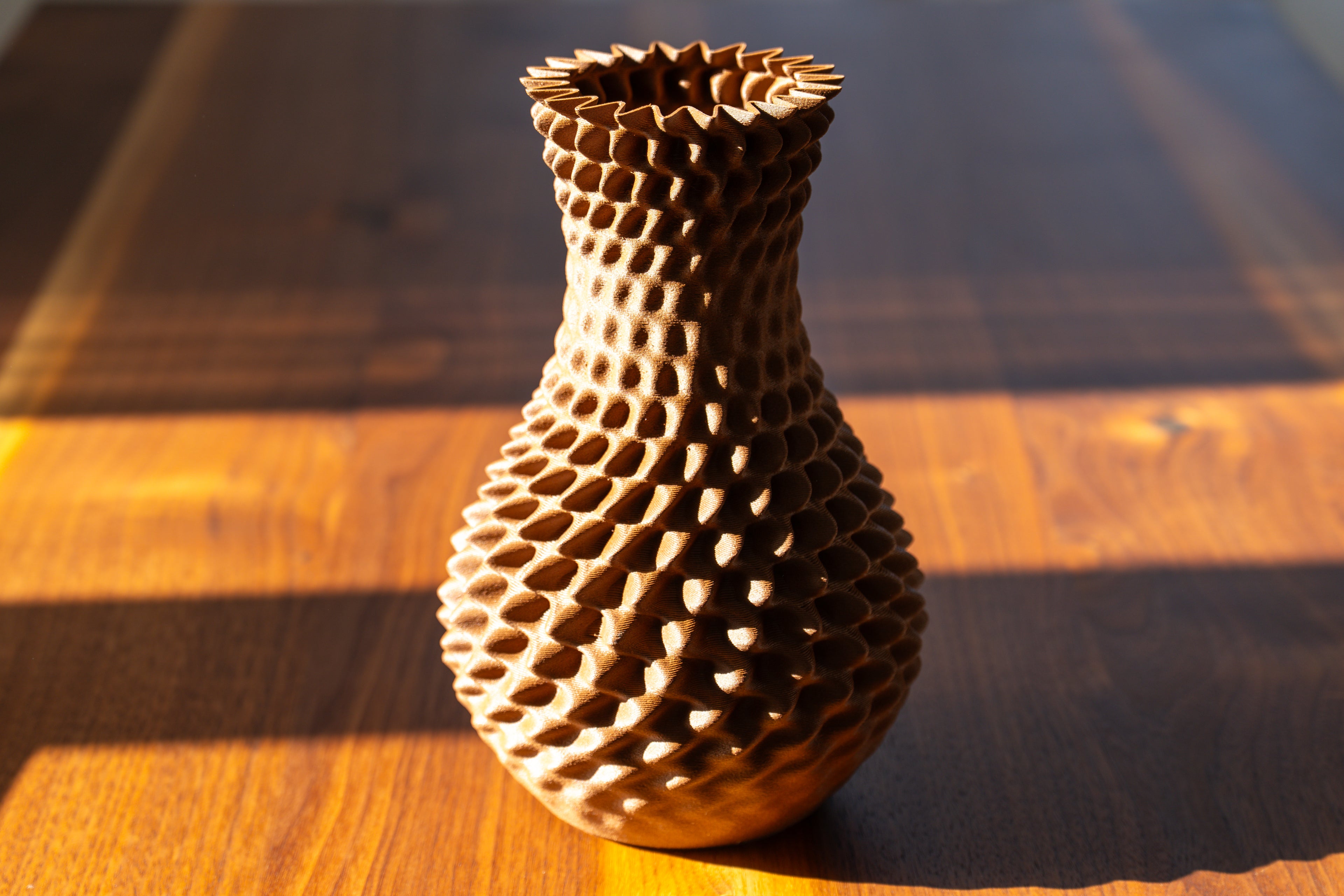 Holzvase „Ananas“ mit eingebautem Glas für frische Blumen