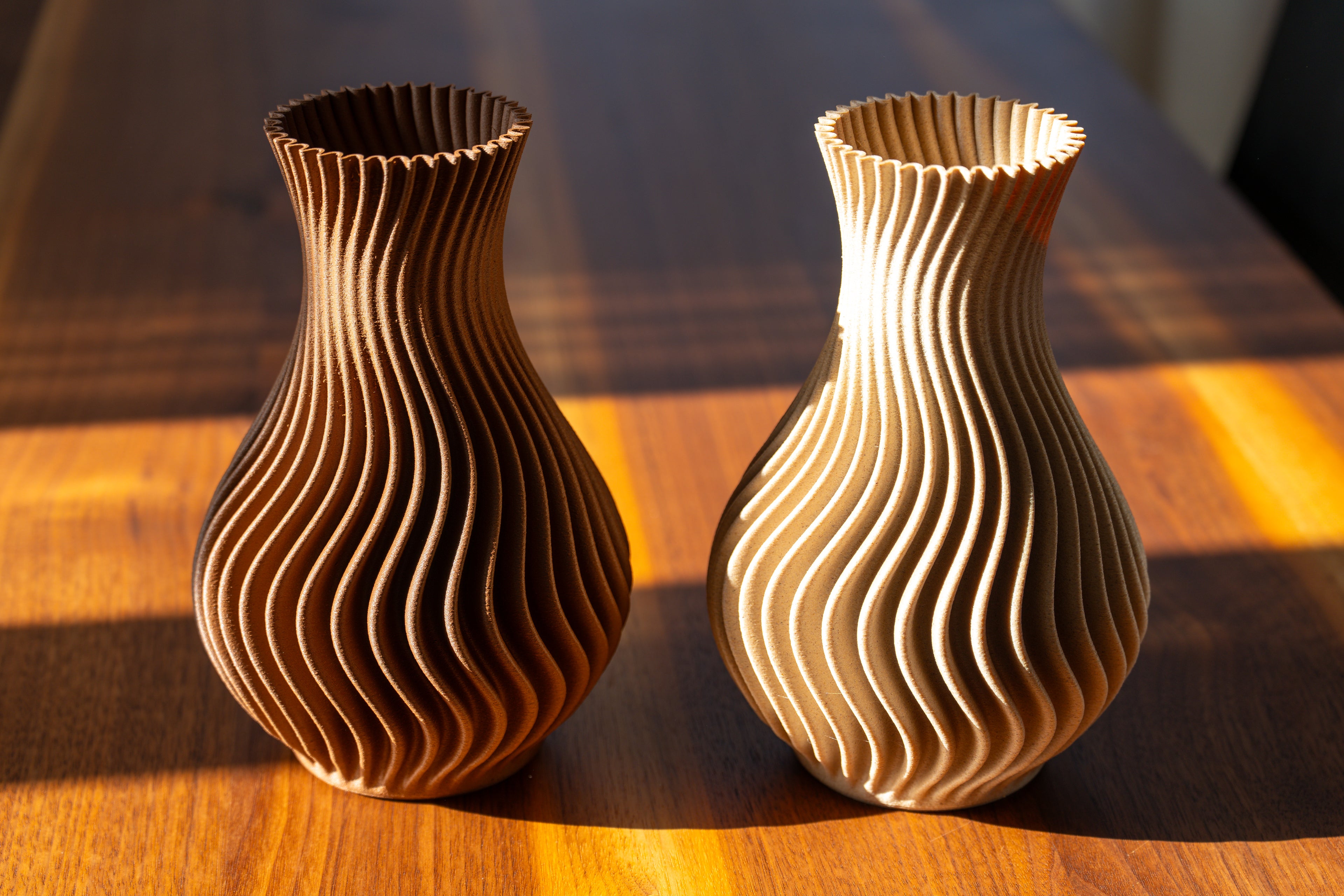 Holzvase „The Wave“ mit eingebautem Glas für frische Blumen