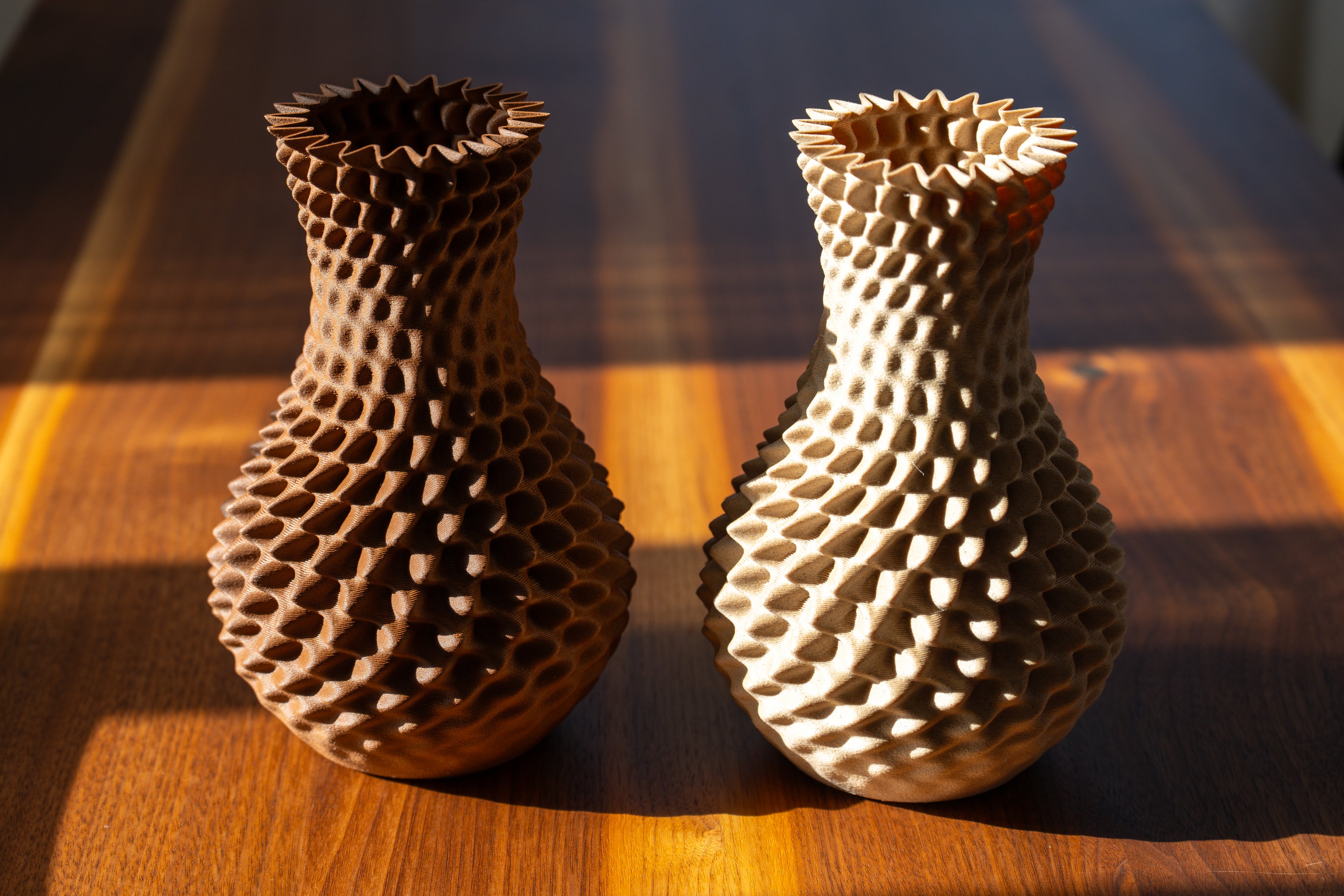 Holzvase „Ananas“ mit eingebautem Glas für frische Blumen