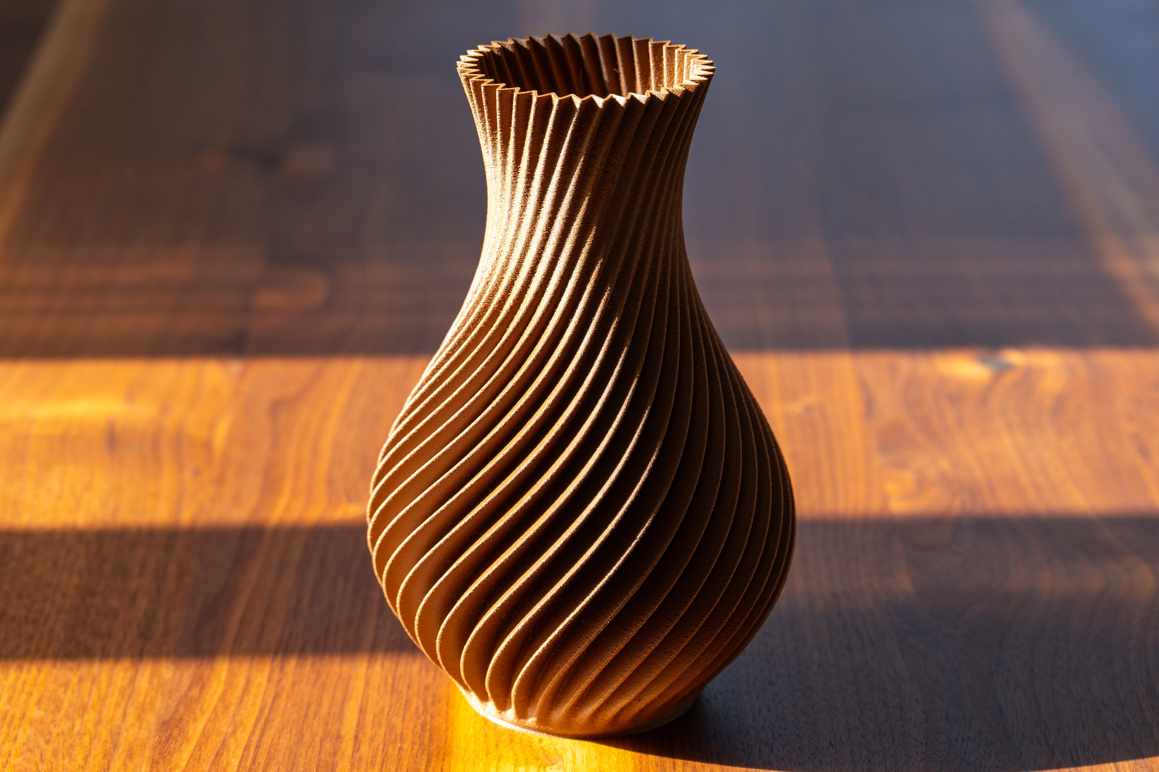 Holzvase „Twisted“ mit eingebautem Glas für frische Blumen