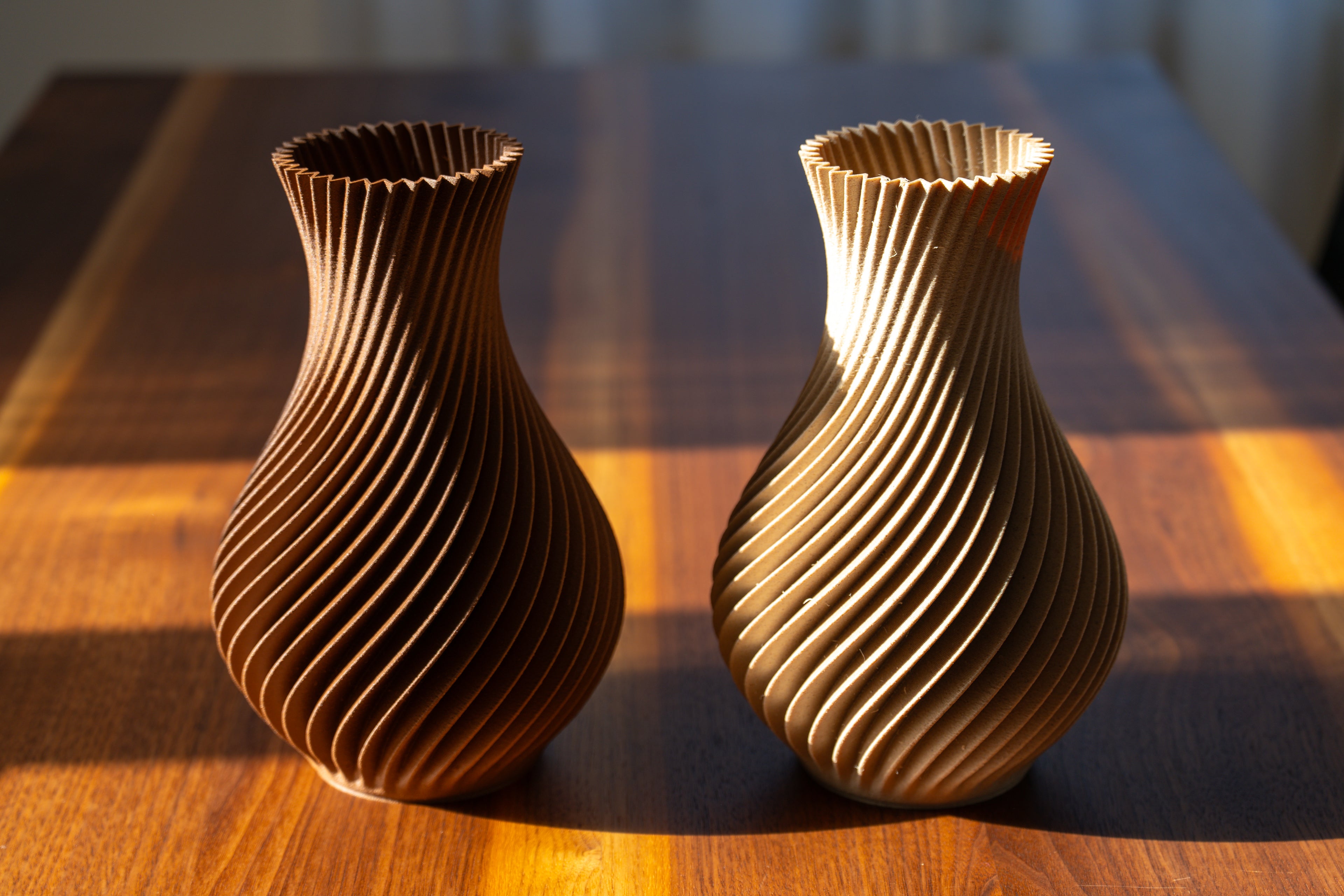 Holzvase „Twisted“ mit eingebautem Glas für frische Blumen