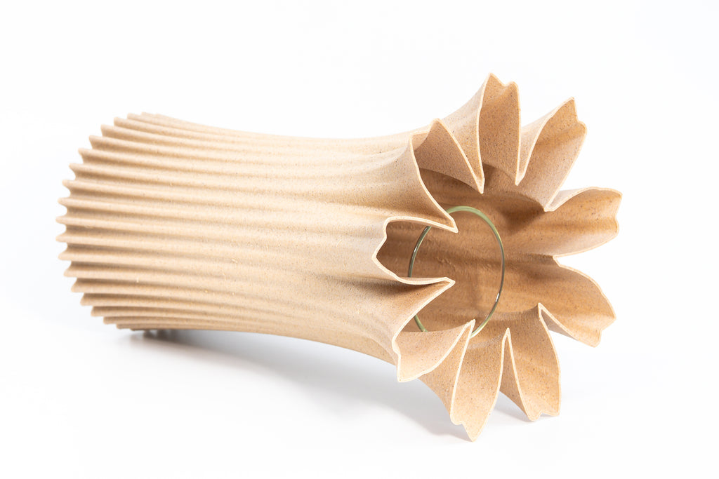 Jarrón de madera „Bloom Edge“ con inserto de vidrio para flores frescas