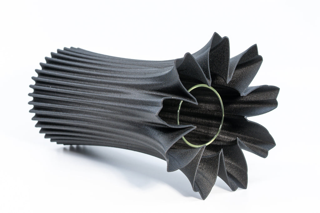 Jarrón de madera „Bloom Edge“ con inserto de vidrio para flores frescas