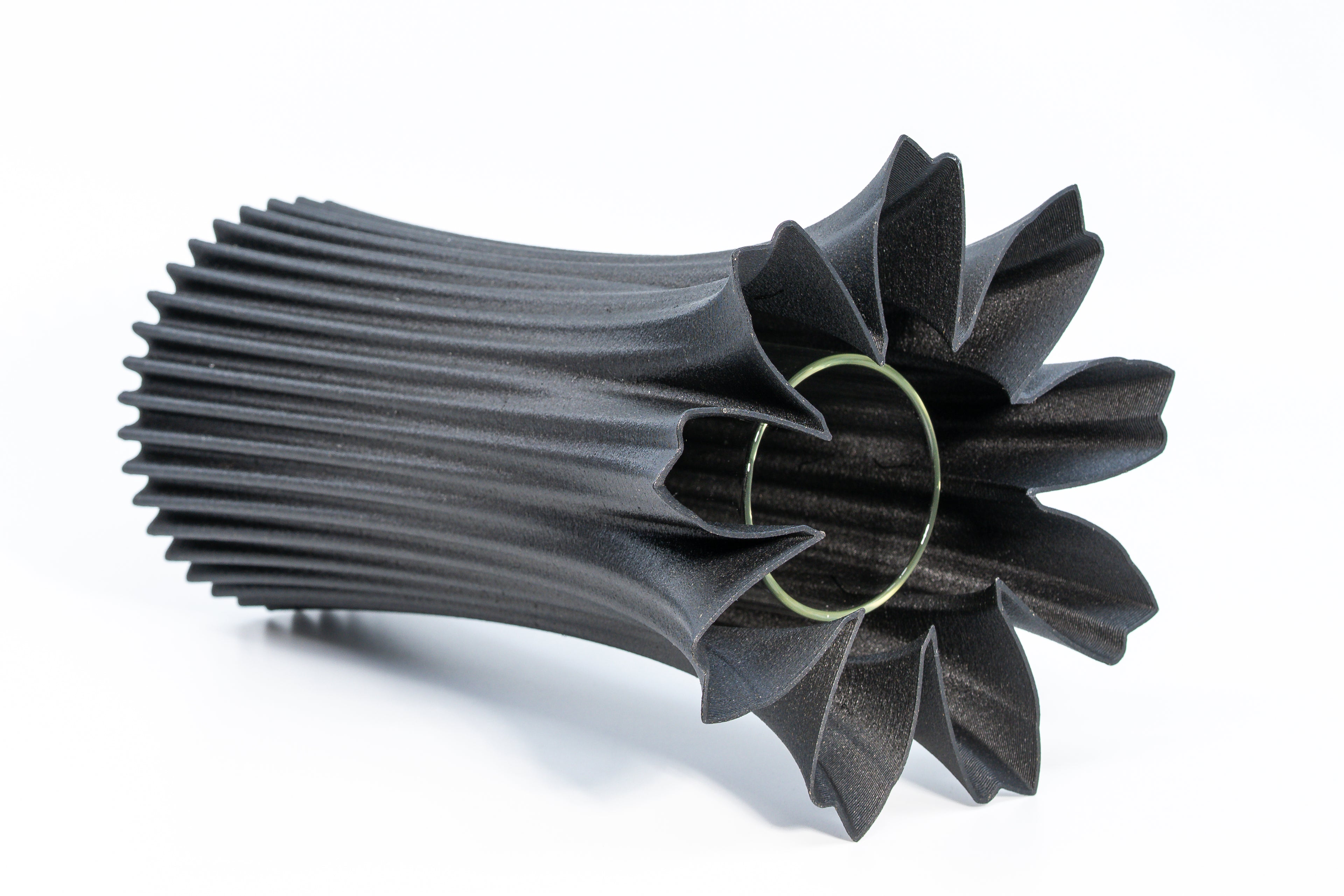 Jarrón de madera „Bloom Edge“ con inserto de vidrio para flores frescas