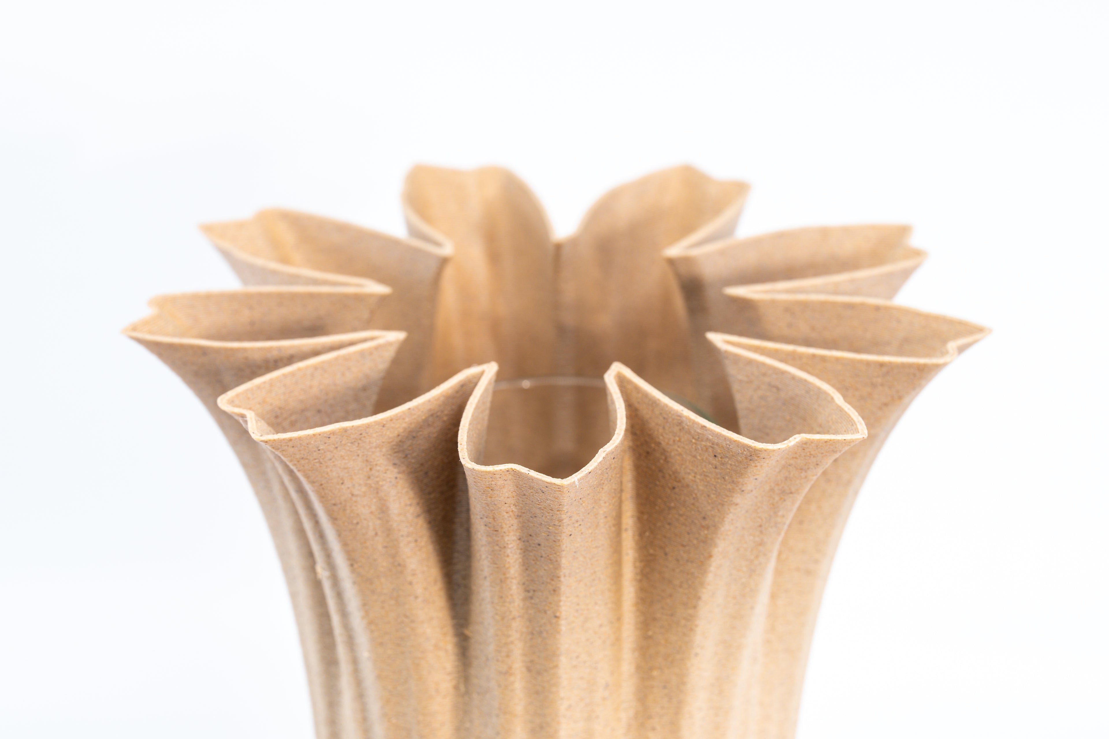 Jarrón de madera „Bloom Edge“ con inserto de vidrio para flores frescas