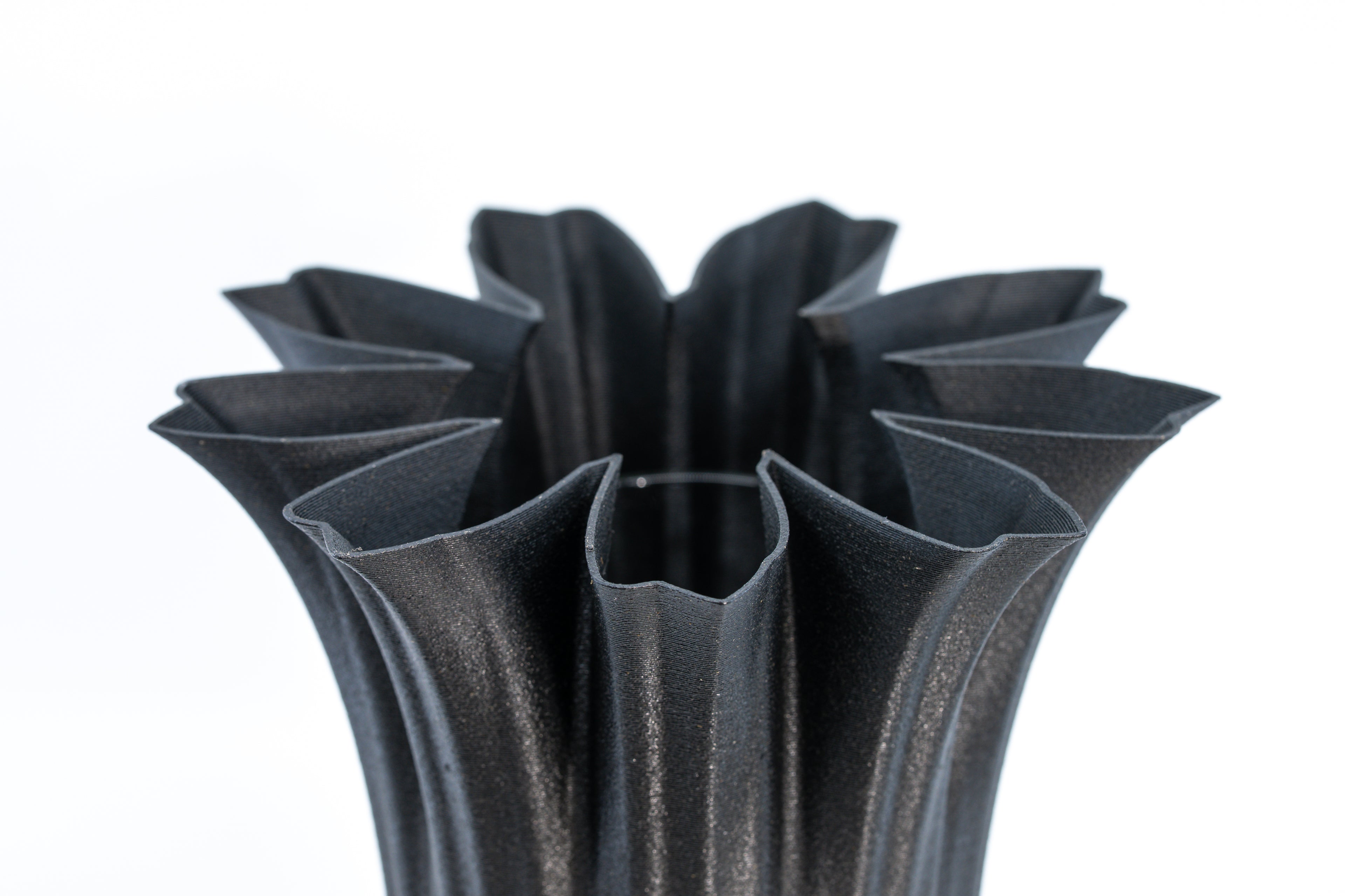 Jarrón de madera „Bloom Edge“ con inserto de vidrio para flores frescas