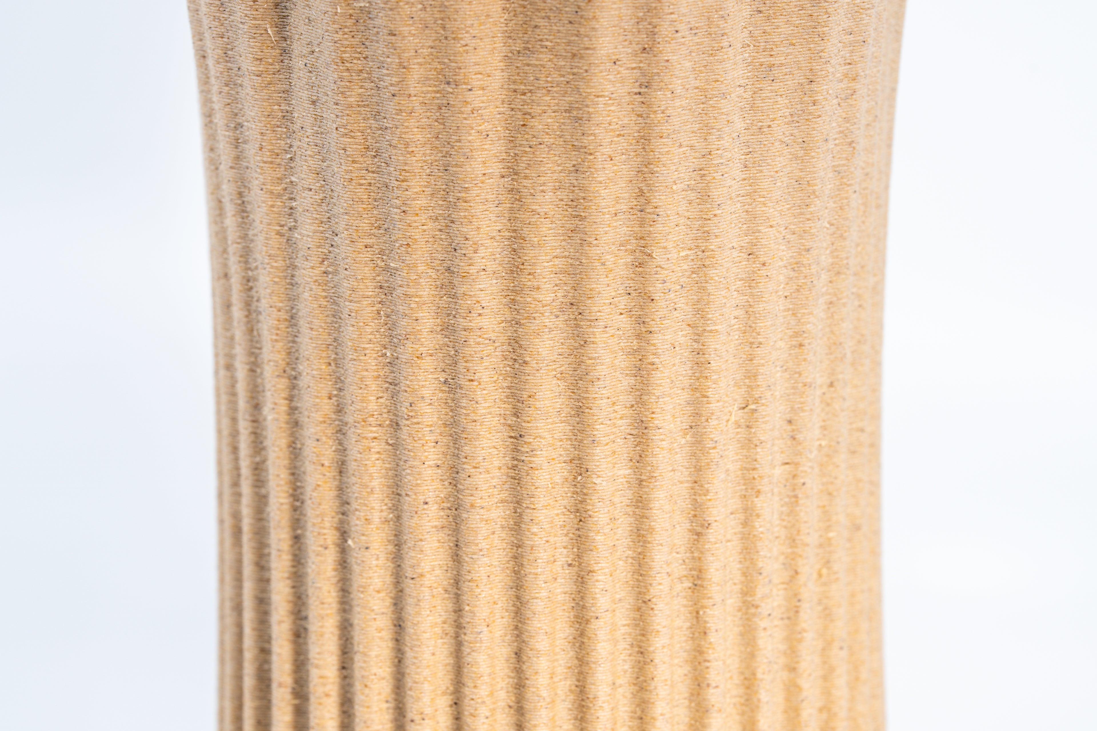 Jarrón de madera „Bloom Edge“ con inserto de vidrio para flores frescas