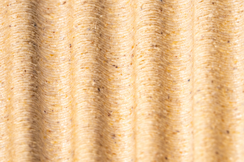 Jarrón de madera „Bloom Edge“ con inserto de vidrio para flores frescas