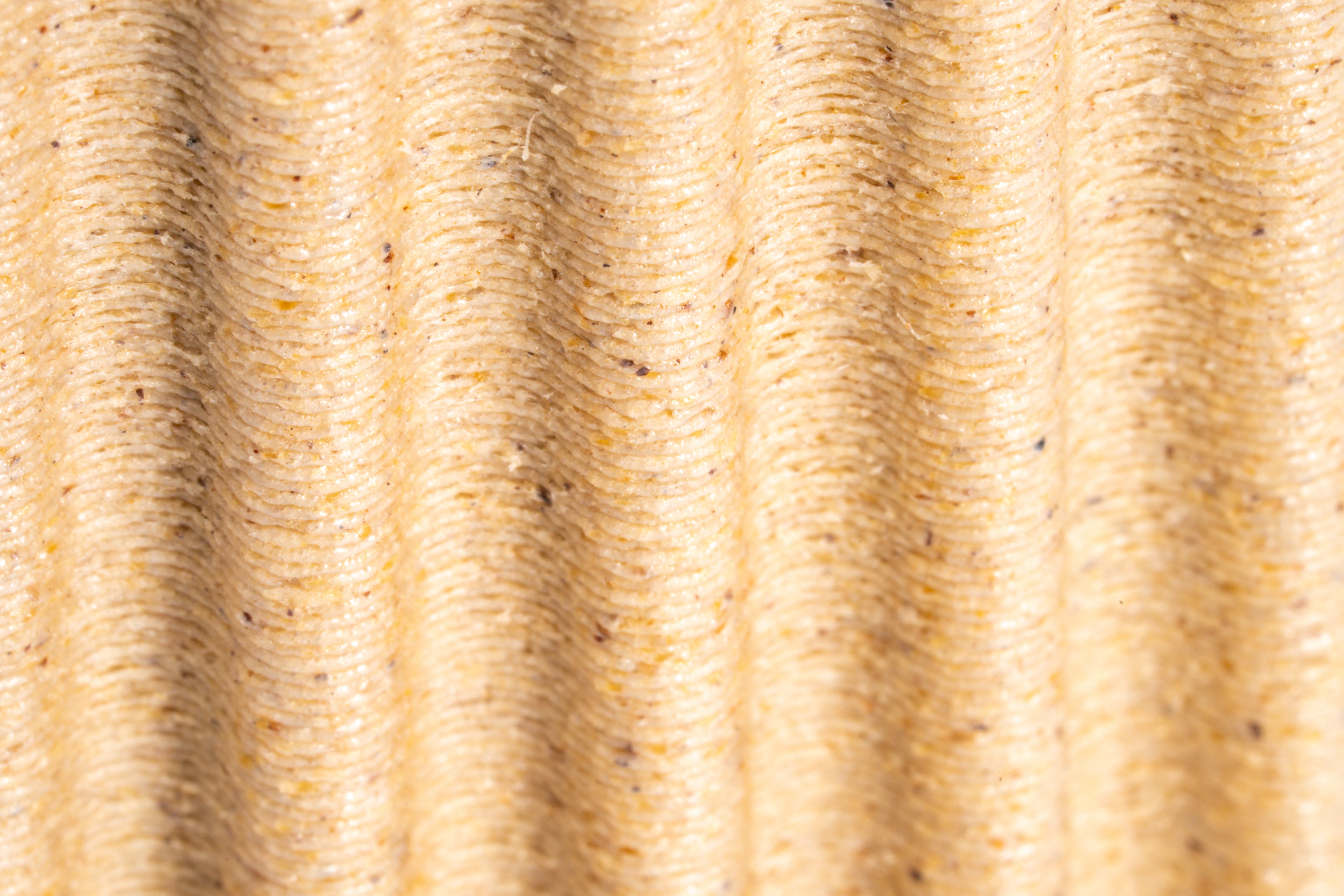 Jarrón de madera „Bloom Edge“ con inserto de vidrio para flores frescas