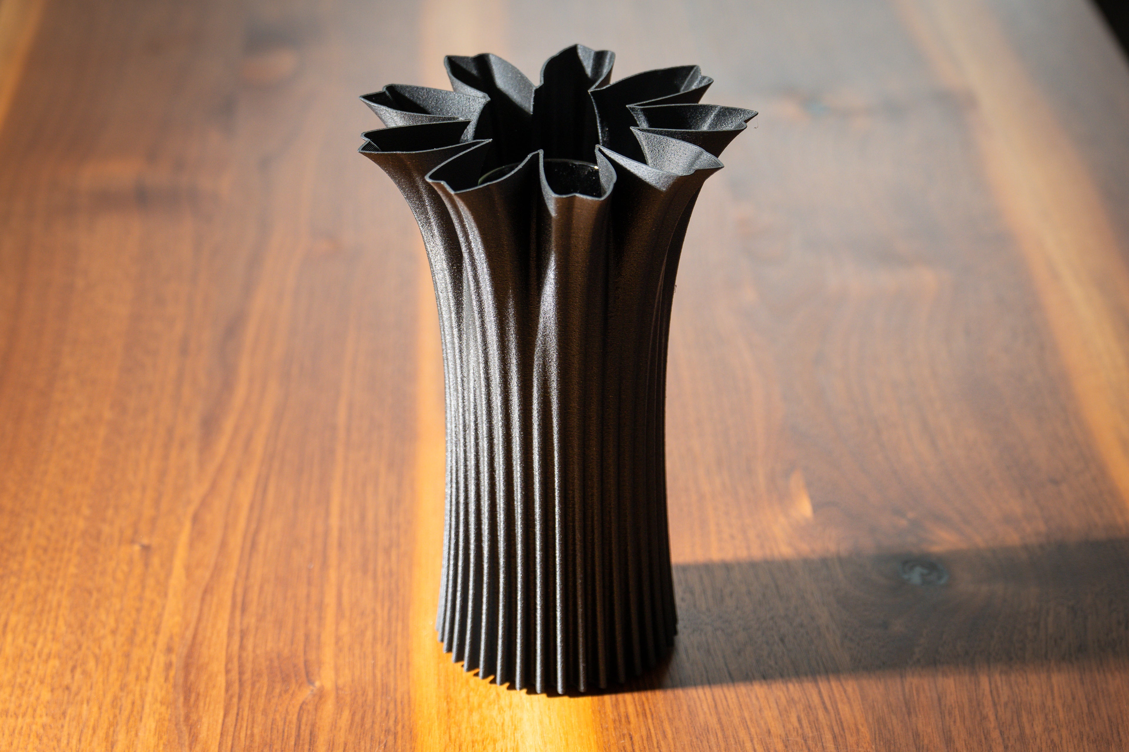 Holzvase „Bloom Edge“ mit eingebautem Glas für frische Blumen