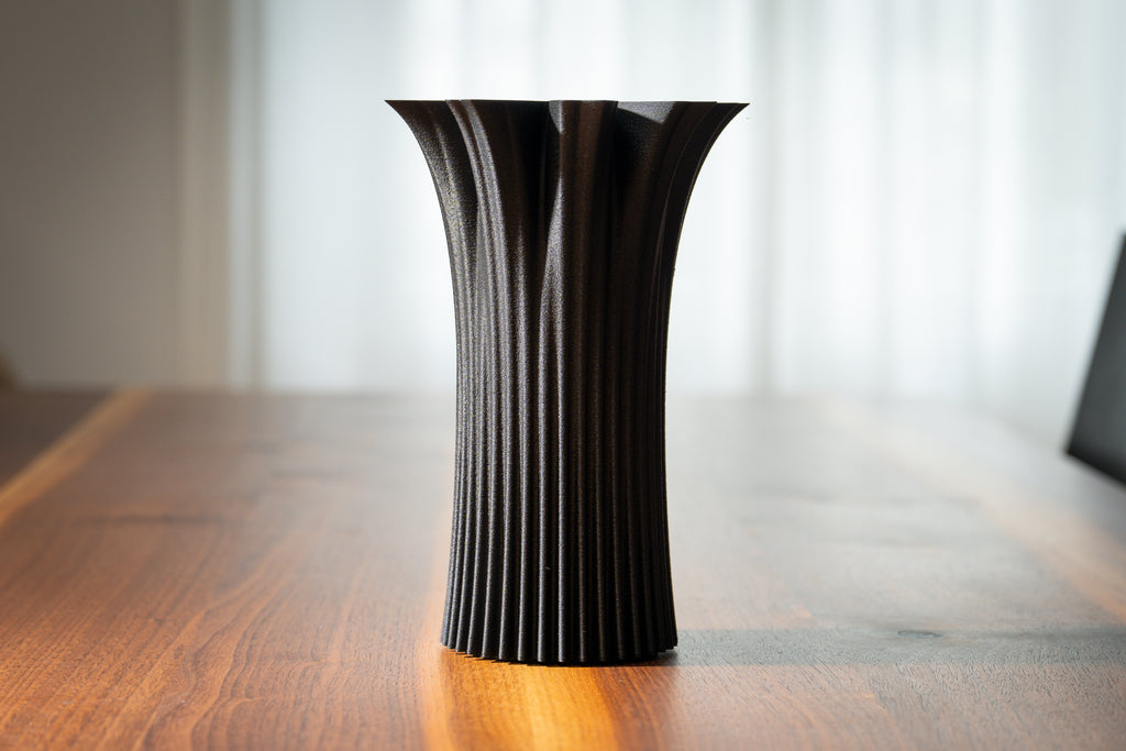 Jarrón de madera „Bloom Edge“ con inserto de vidrio para flores frescas