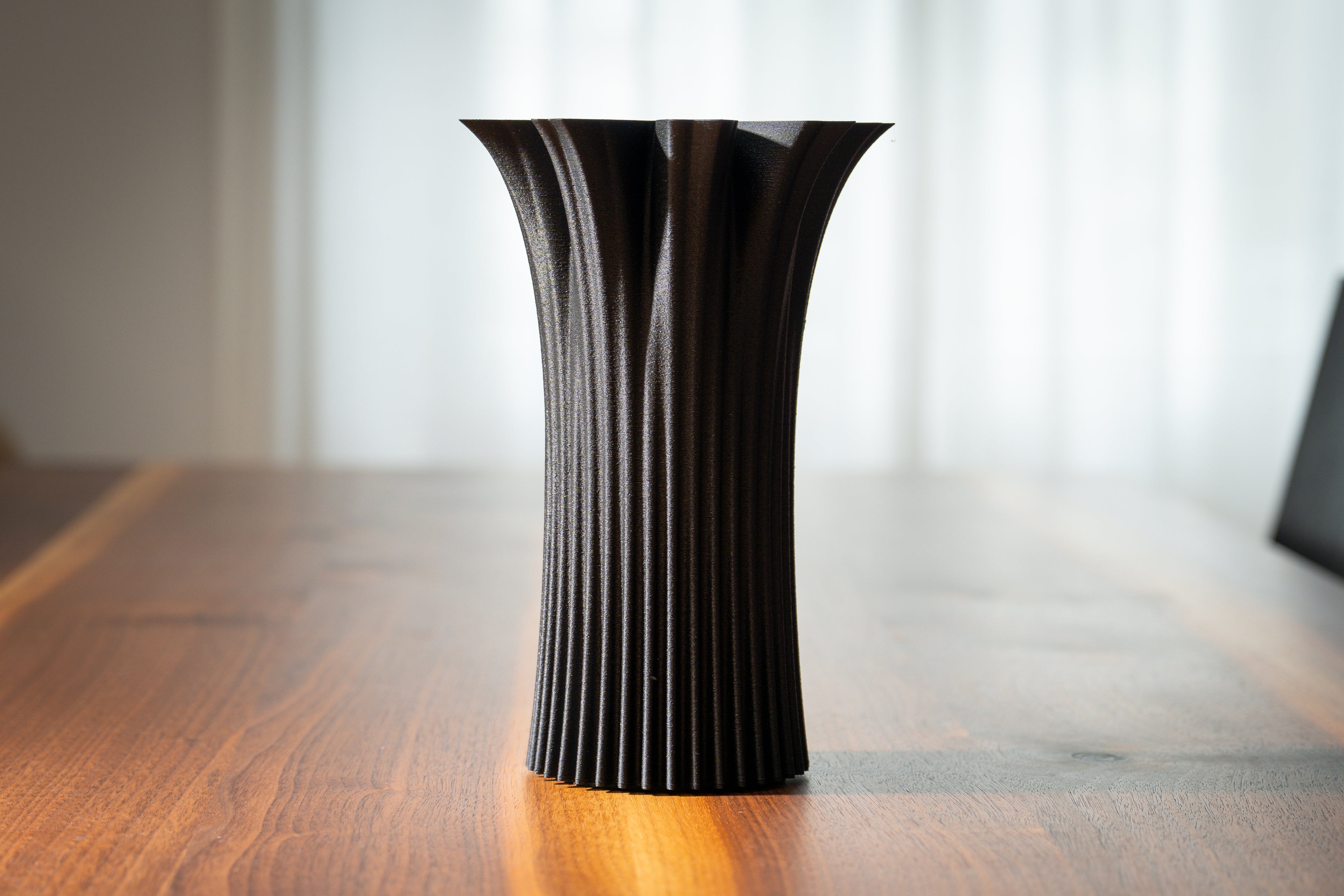 Holzvase „Bloom Edge“ mit eingebautem Glas für frische Blumen