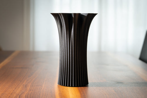 Holzvase „Bloom Edge“ mit eingebautem Glas für frische Blumen