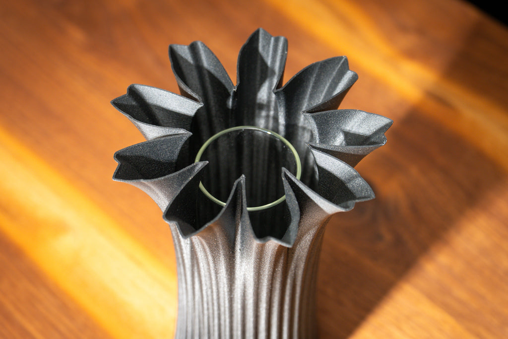 Jarrón de madera „Bloom Edge“ con inserto de vidrio para flores frescas