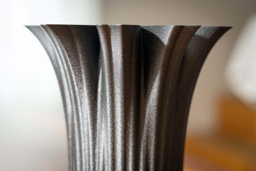 Jarrón de madera „Bloom Edge“ con inserto de vidrio para flores frescas