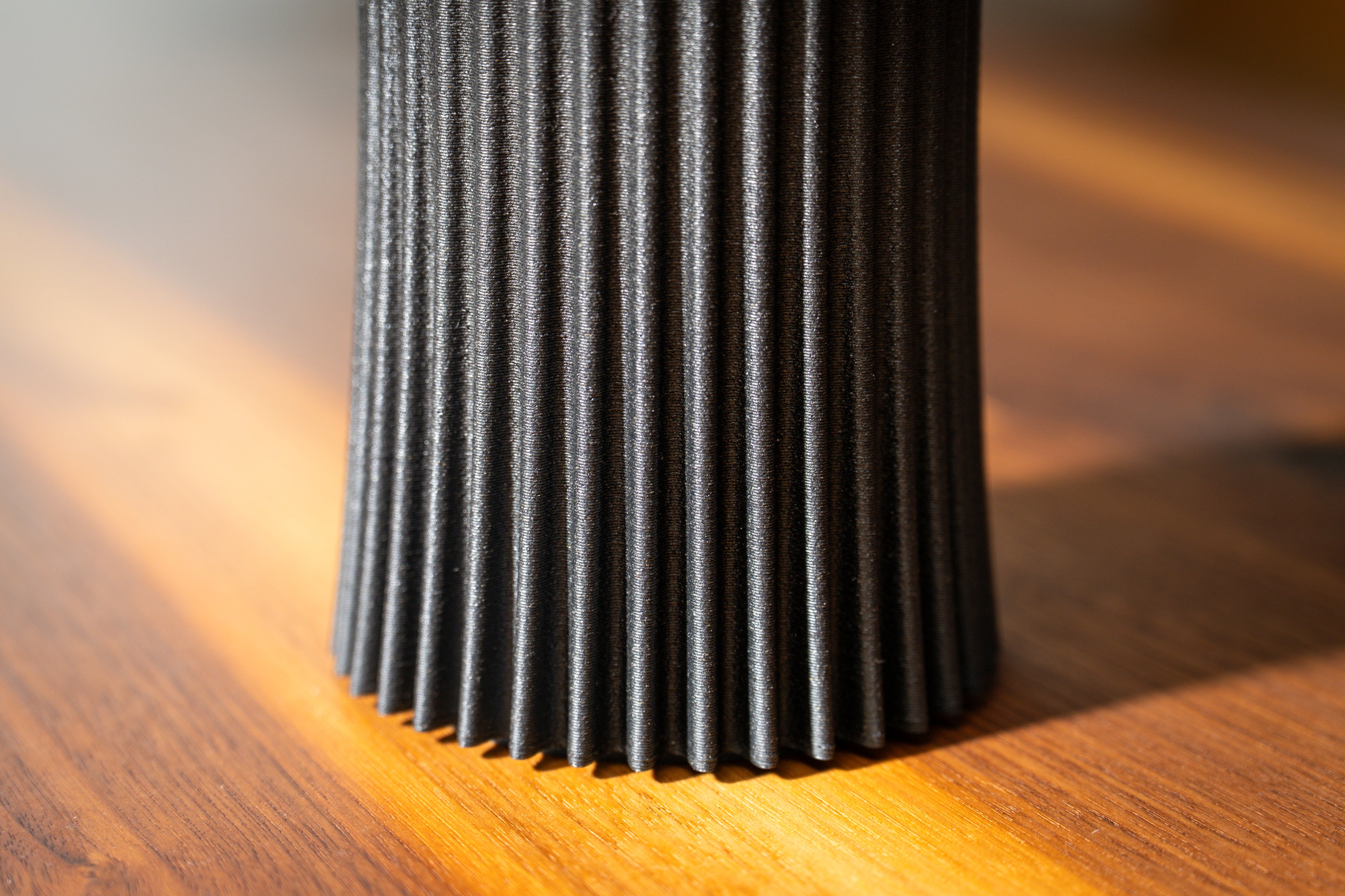 Holzvase „Bloom Edge“ mit eingebautem Glas für frische Blumen