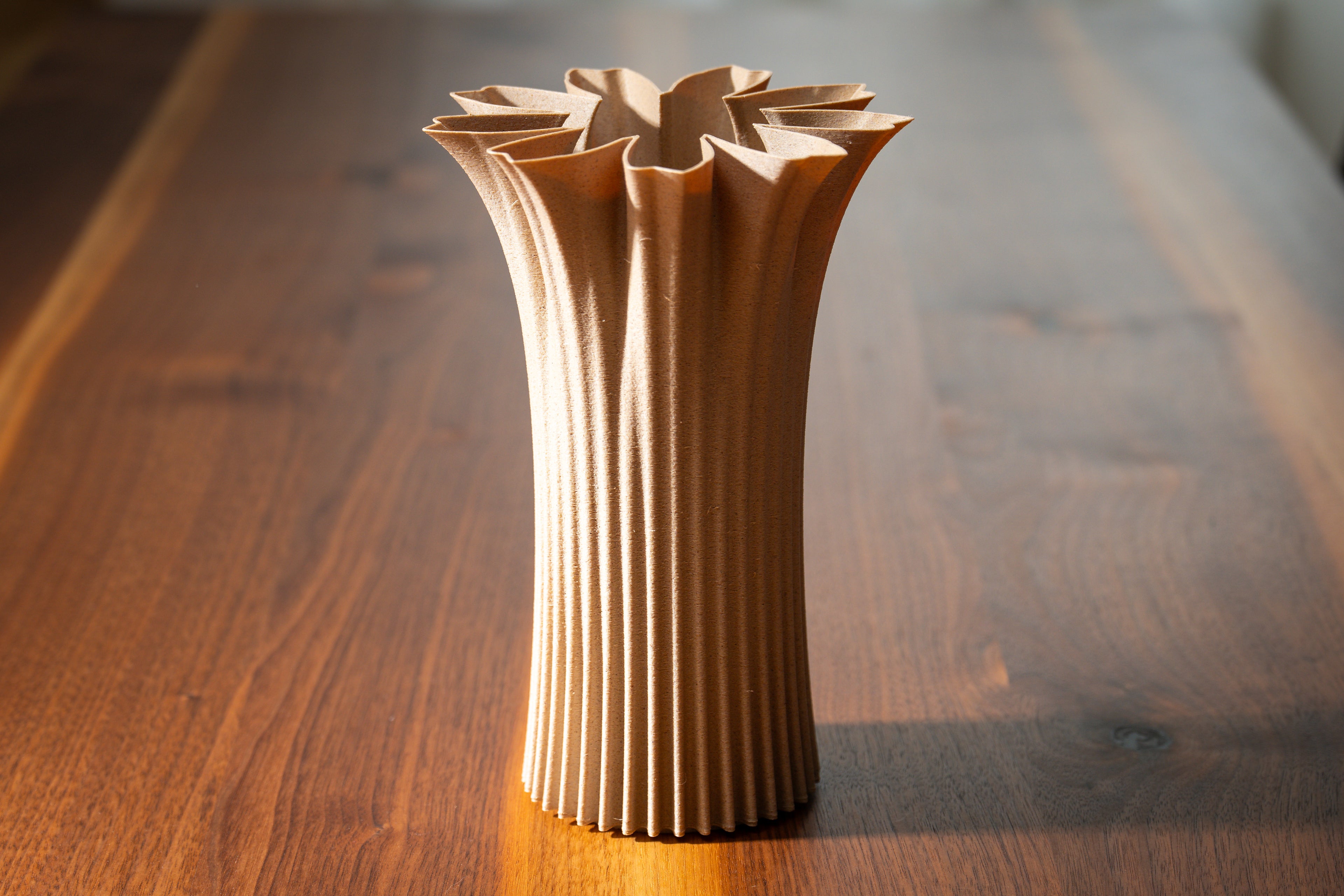 Holzvase „Bloom Edge“ mit eingebautem Glas für frische Blumen