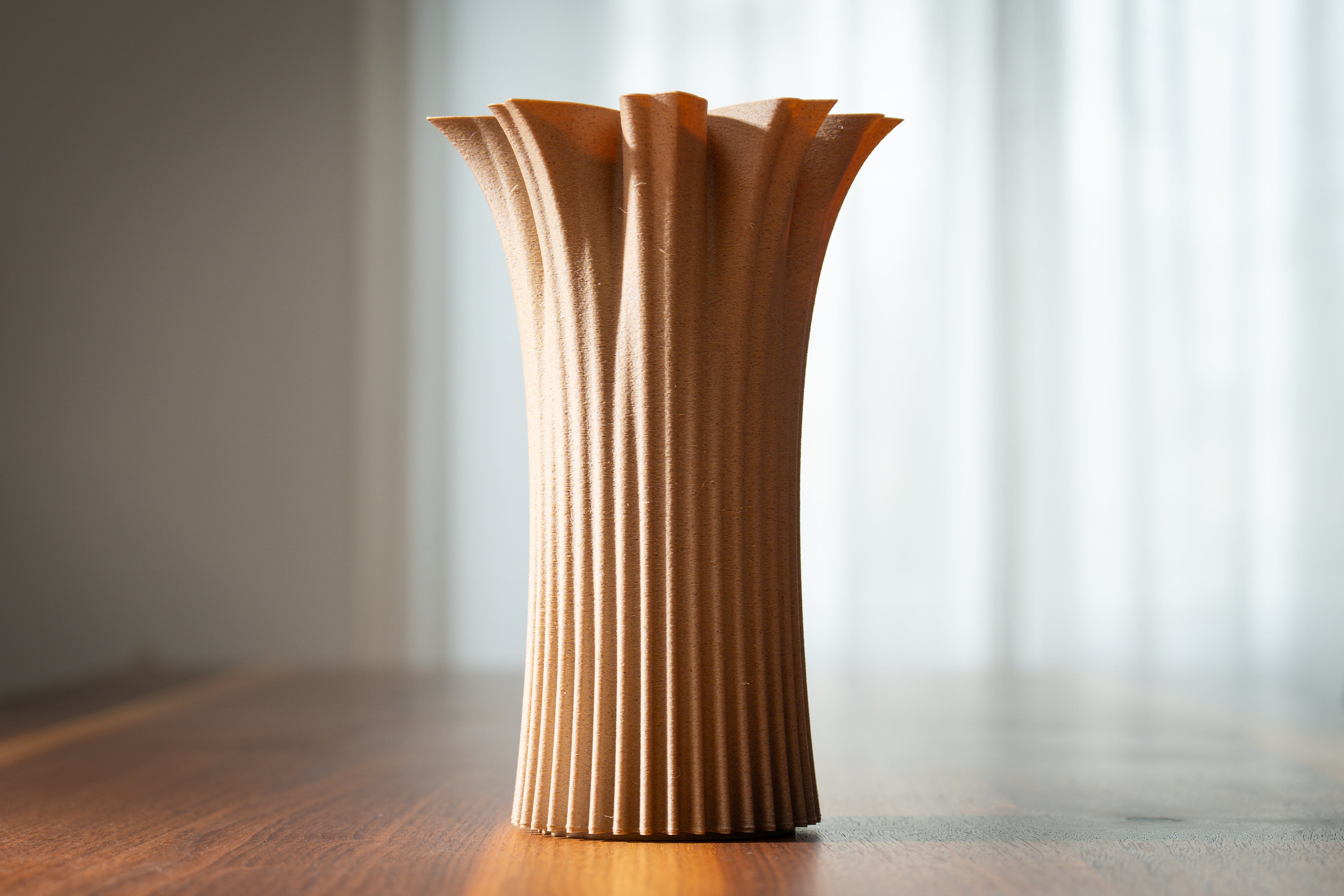 Jarrón de madera „Bloom Edge“ con inserto de vidrio para flores frescas