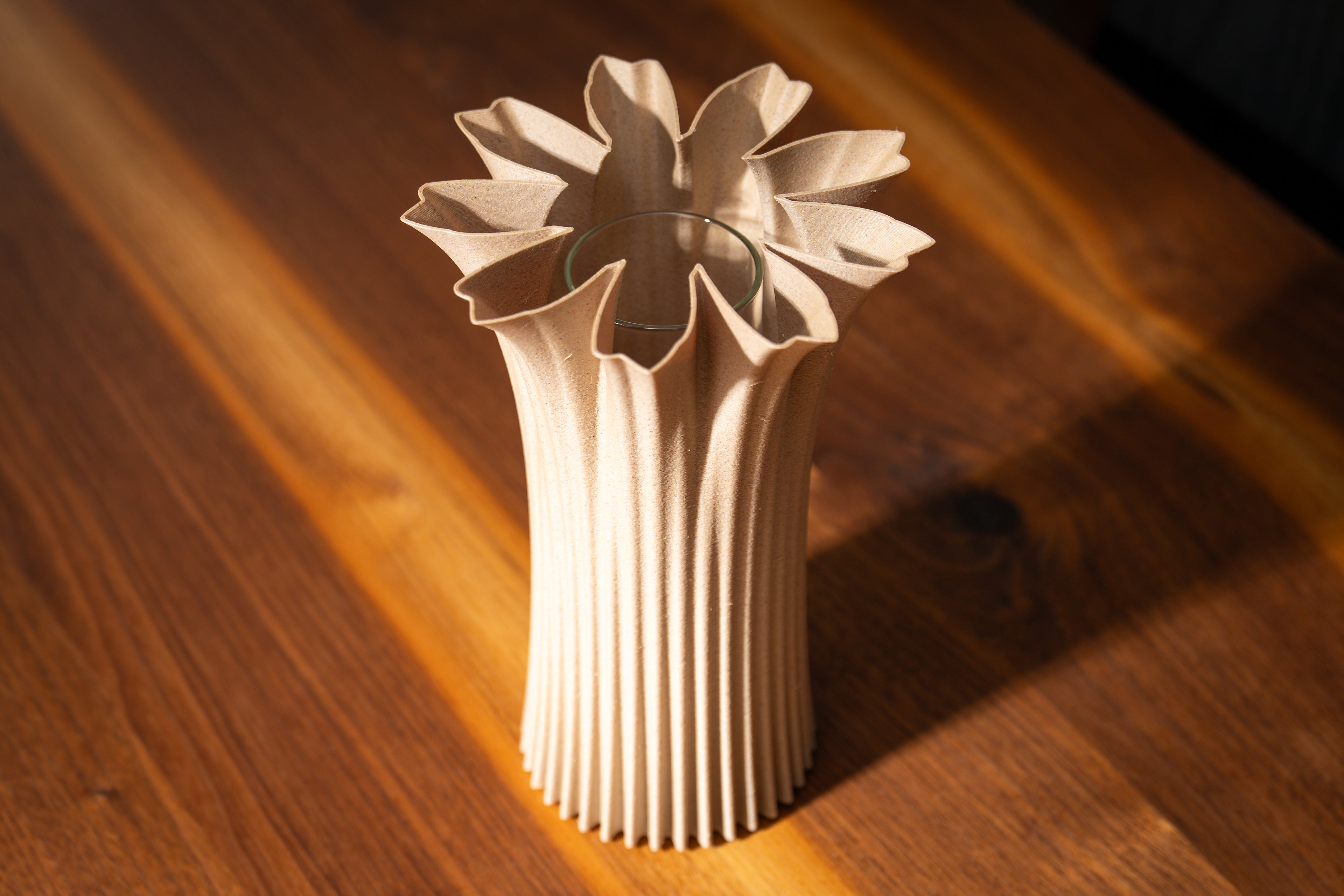 Holzvase „Bloom Edge“ mit eingebautem Glas für frische Blumen