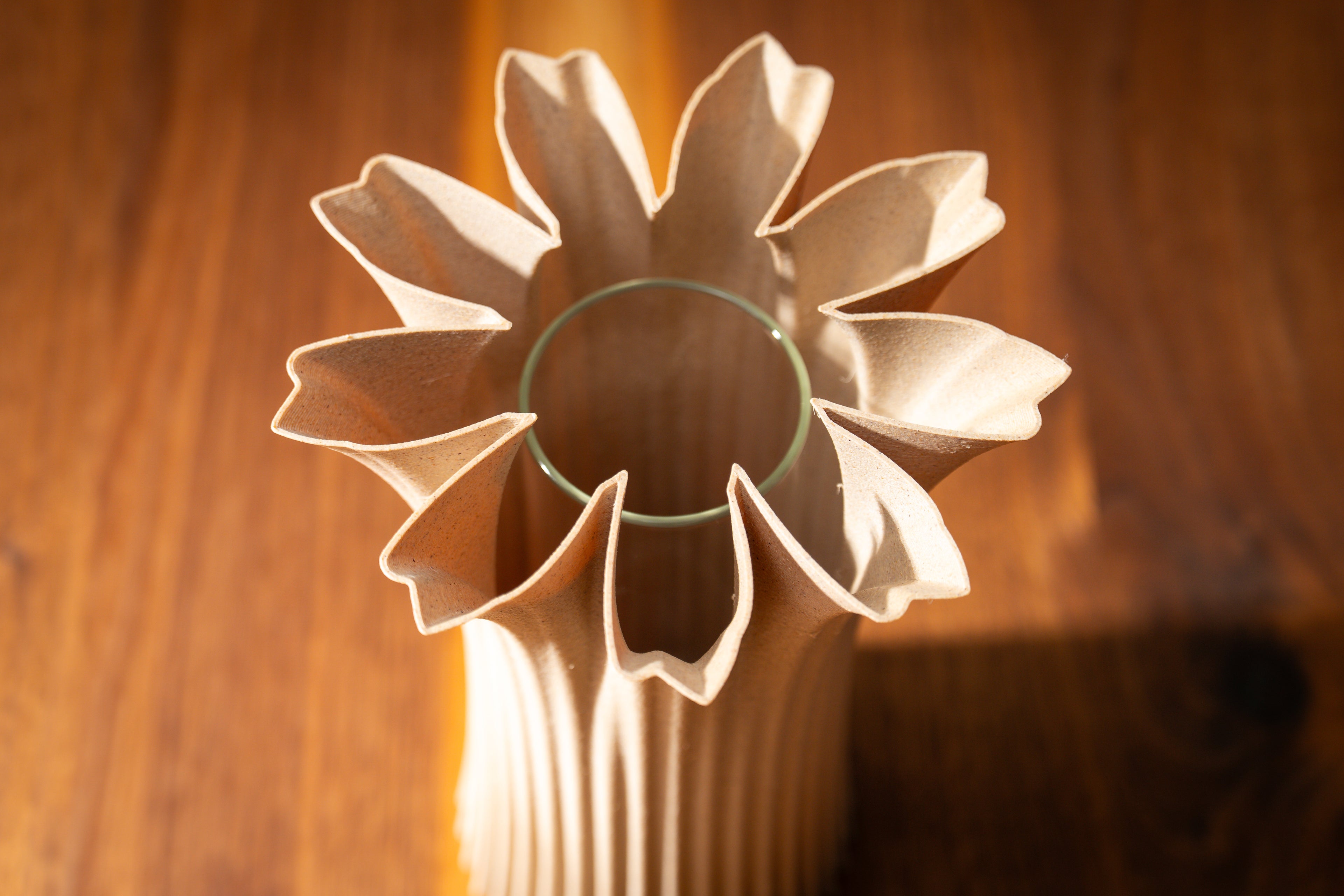 Jarrón de madera „Bloom Edge“ con inserto de vidrio para flores frescas