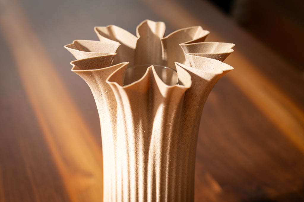 Jarrón de madera „Bloom Edge“ con inserto de vidrio para flores frescas