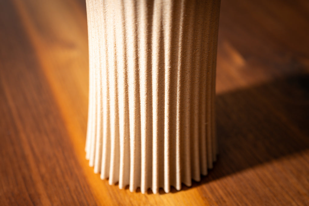 Jarrón de madera „Bloom Edge“ con inserto de vidrio para flores frescas