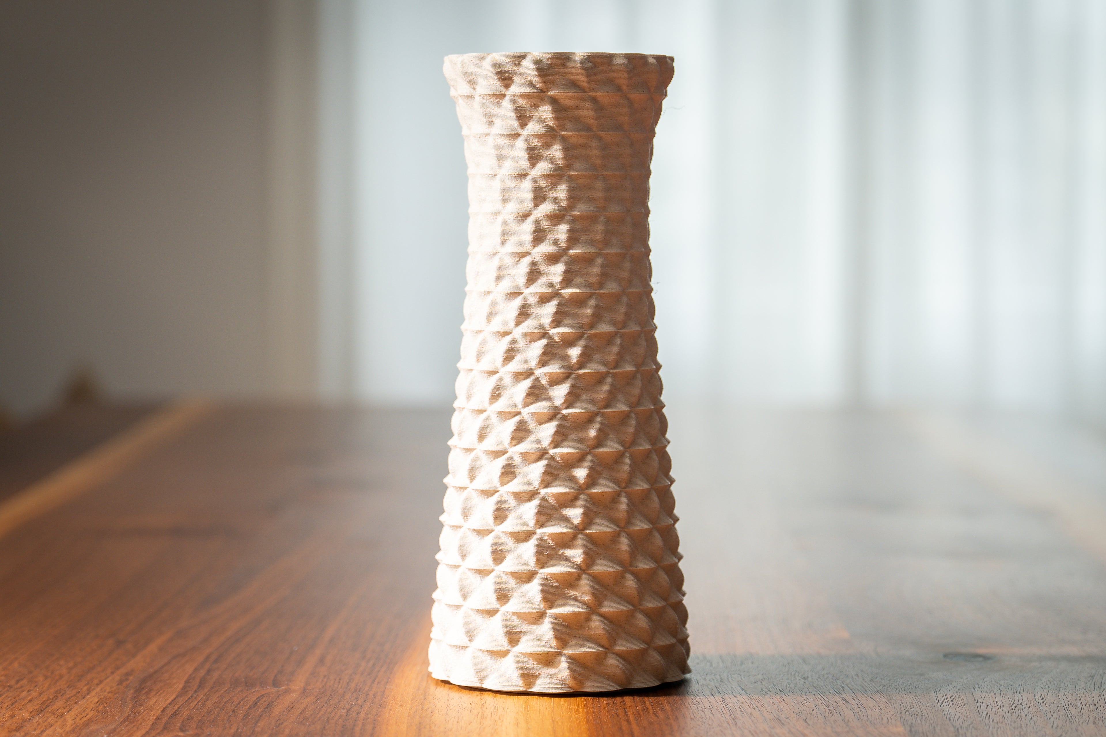 Holzvase „Facet Flow“ | Material: Holz Helle Leinen
