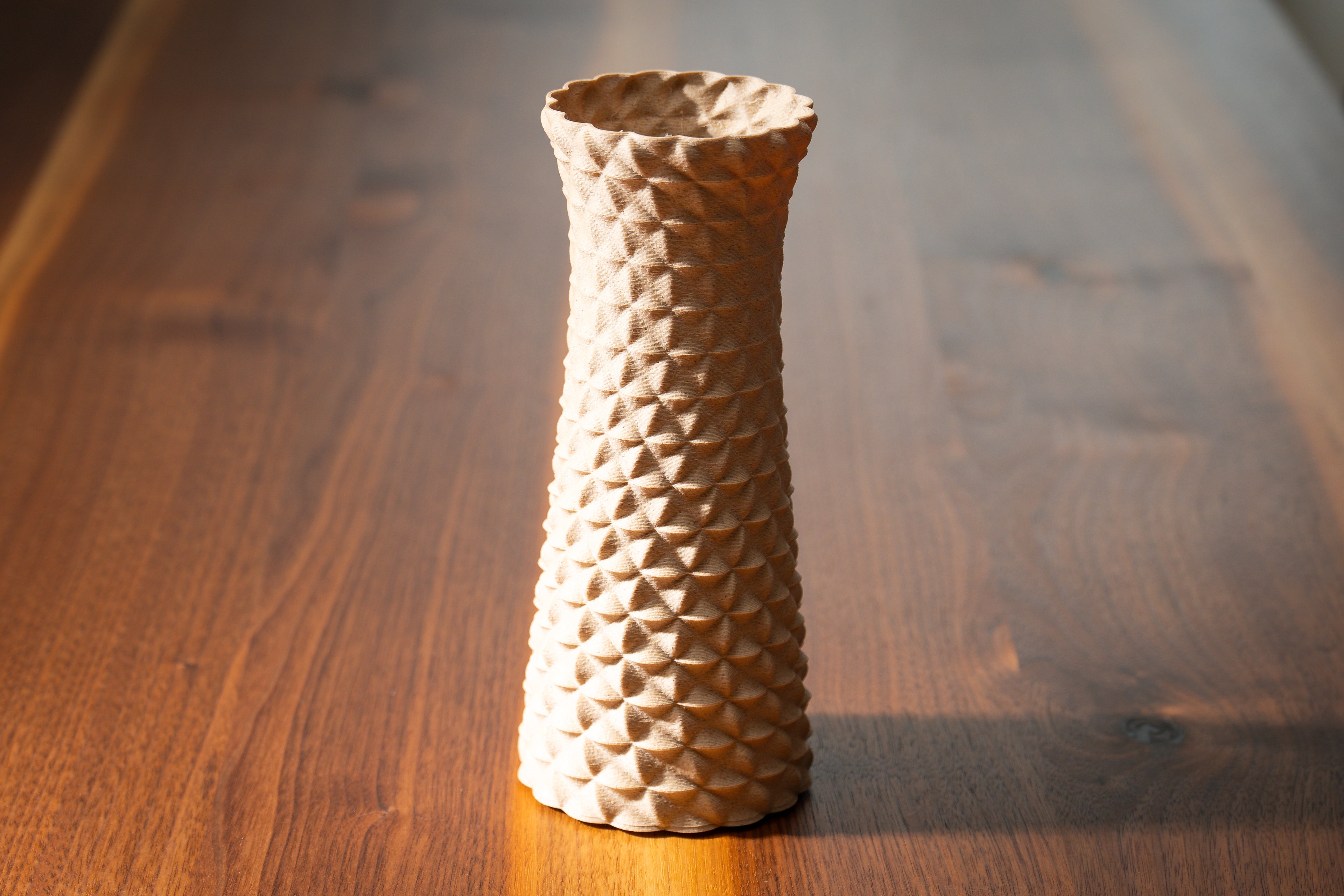 Holzvase „Facet Flow“ mit eingebautem Glas für frische Blumen