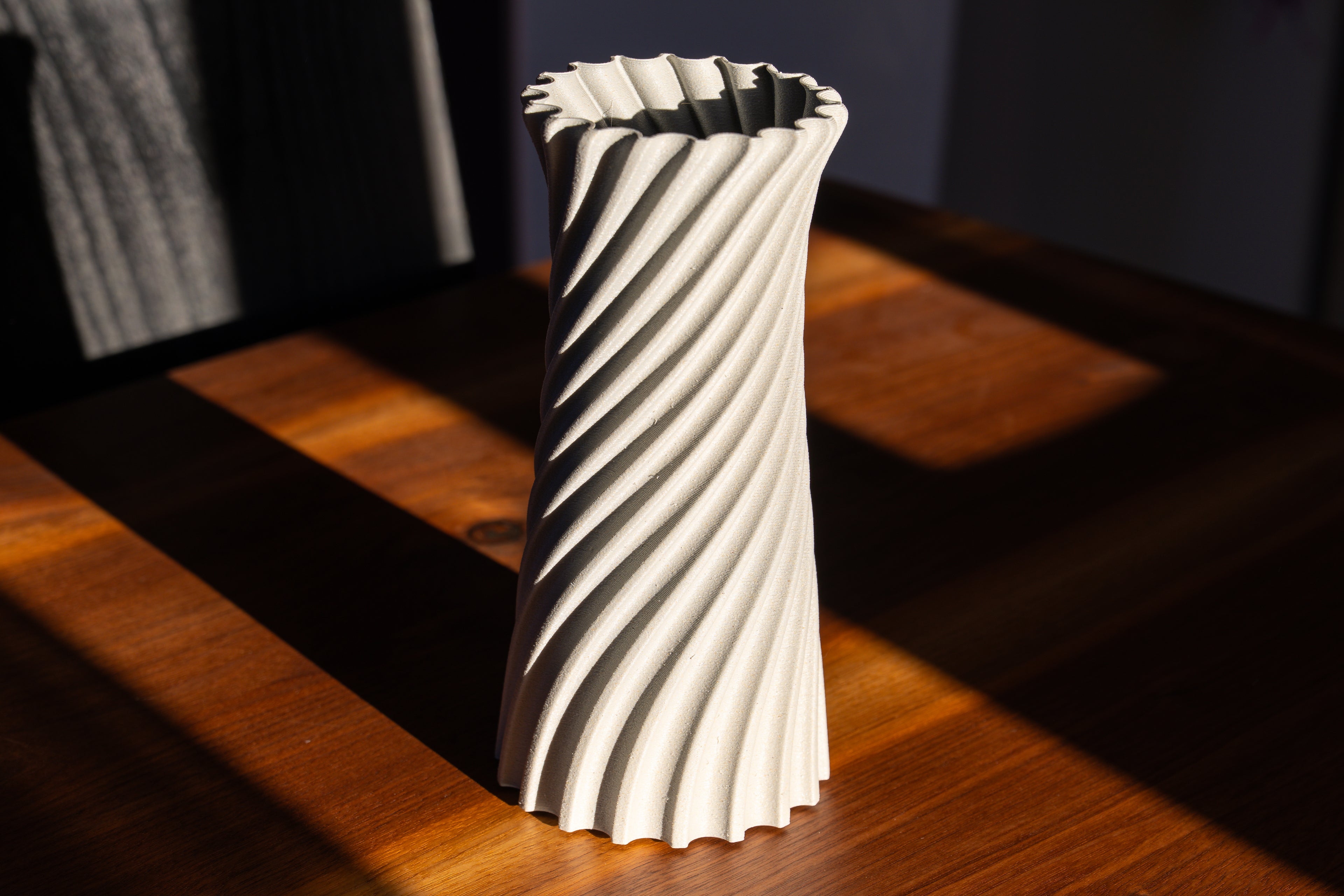 Holzvase „Wind“ mit eingebautem Glas für frische Blumen