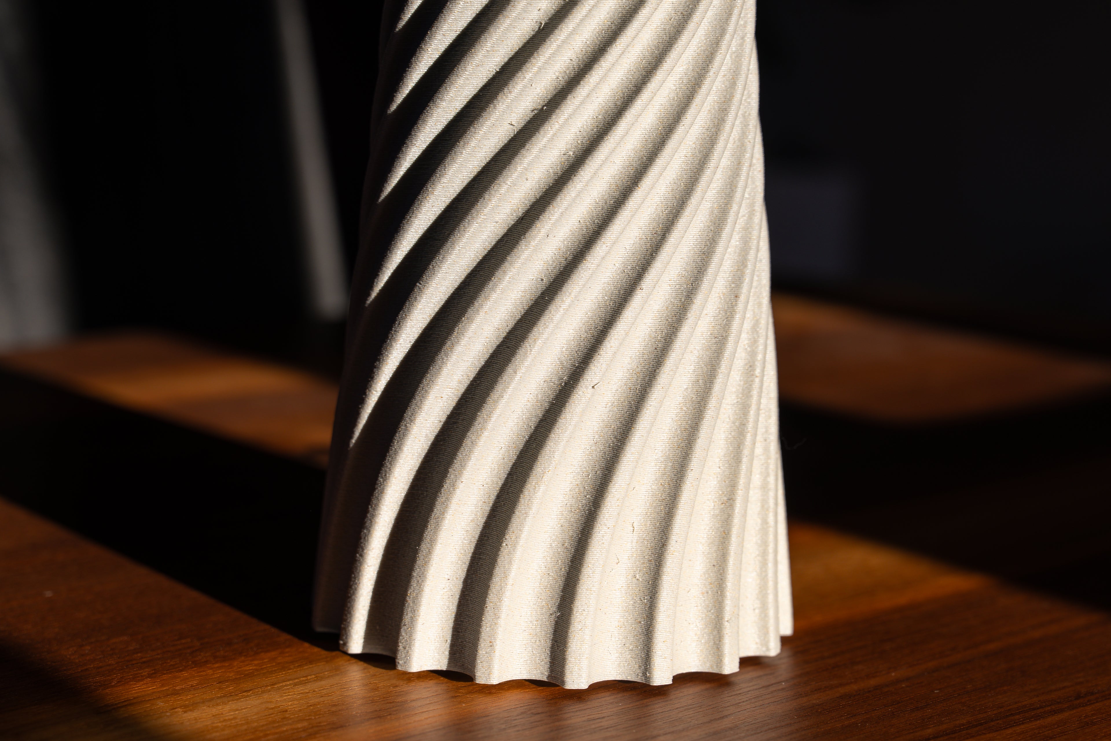 Holzvase „Wind“ mit eingebautem Glas für frische Blumen