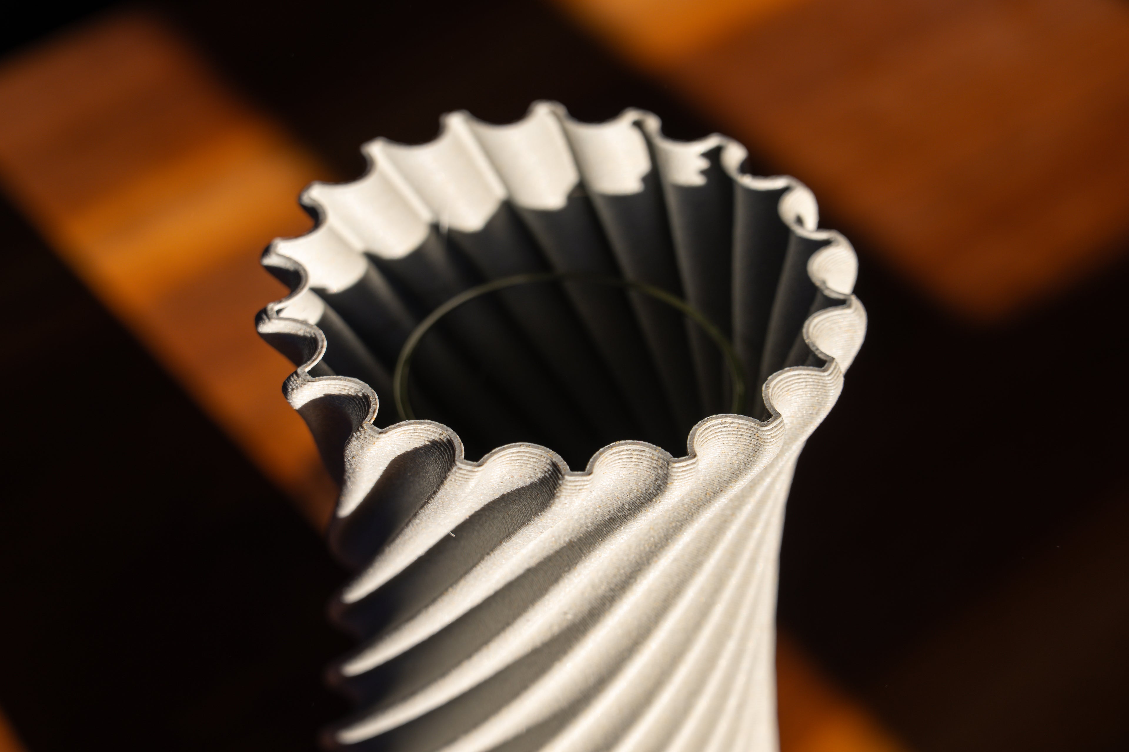 Holzvase „Wind“ mit eingebautem Glas für frische Blumen